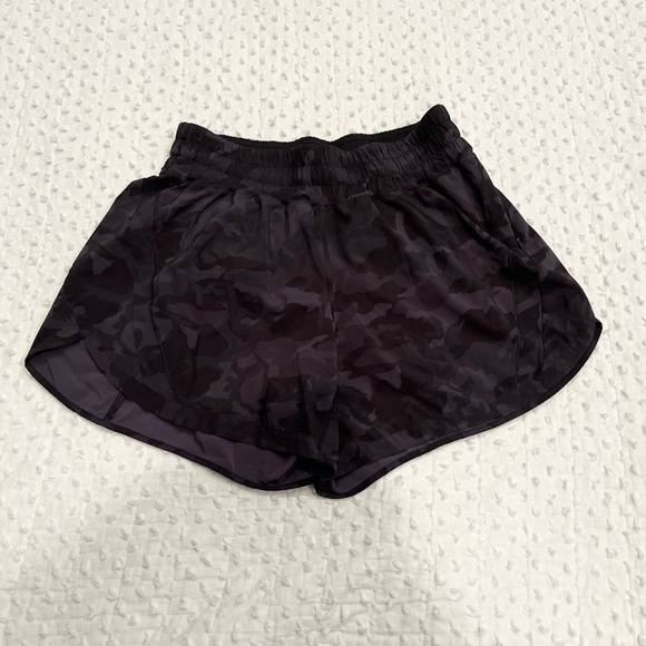 LULULEMON Track That Mid Rose  lined shorts in black camouflage size 8 - Picture 4 of 7